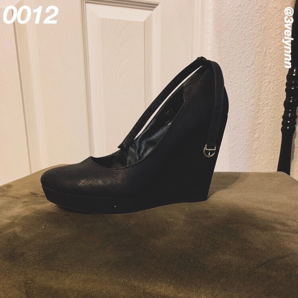 Single strap wedges